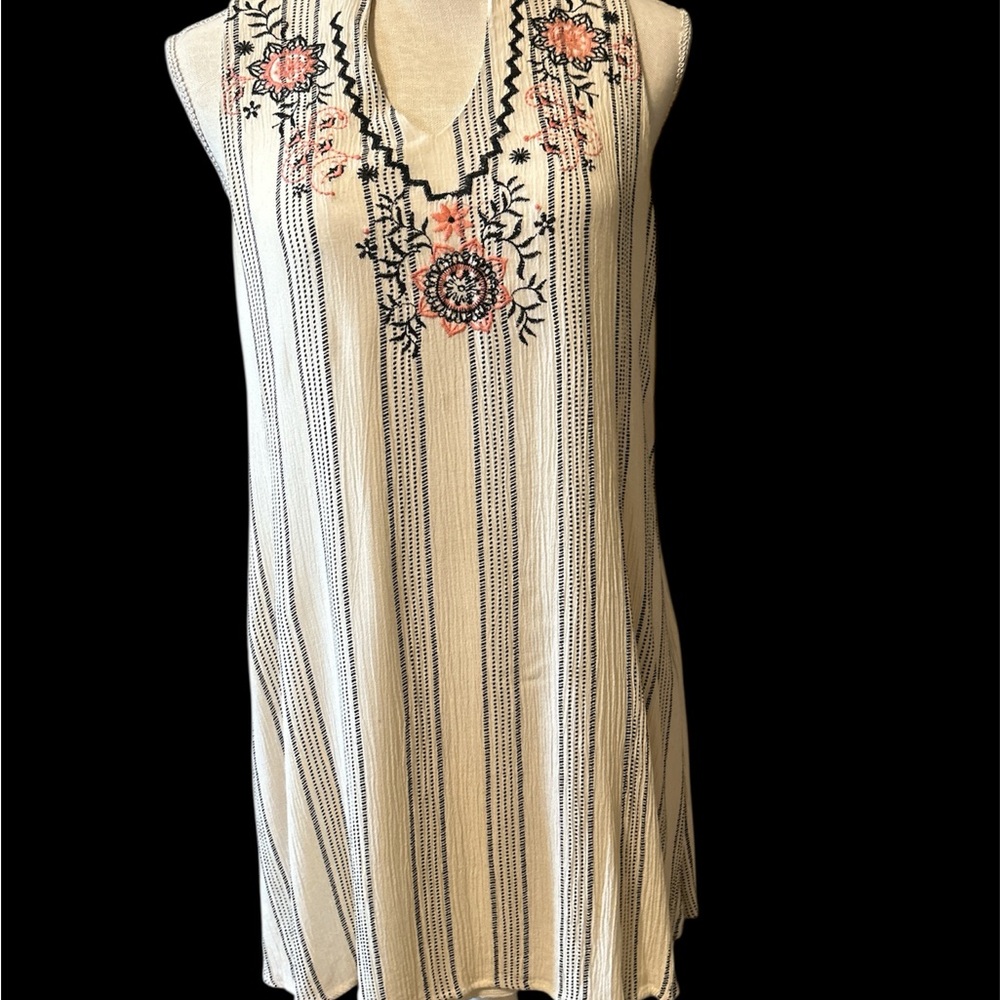 Source Unknown Floral Embroidered Tunic - Black, White, and Pink